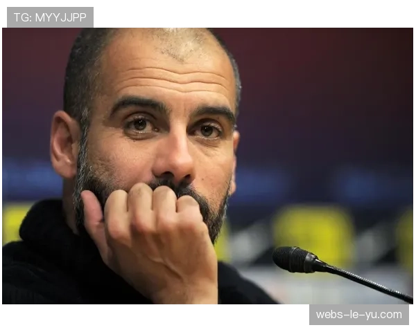 瓜迪奥拉在新闻发布会展示平板电脑，分析对手的防守薄弱区域